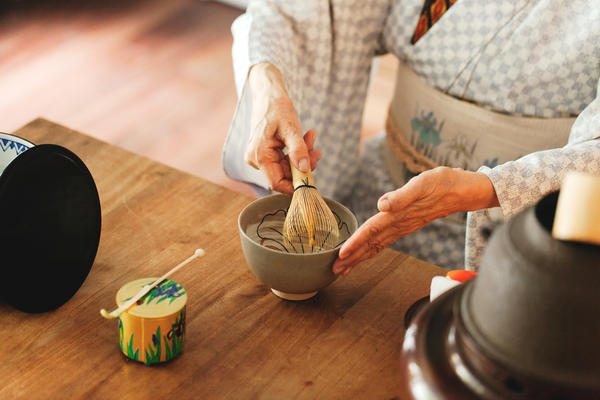 Mani sulla tazza del tè Mani sulla tazza del tè